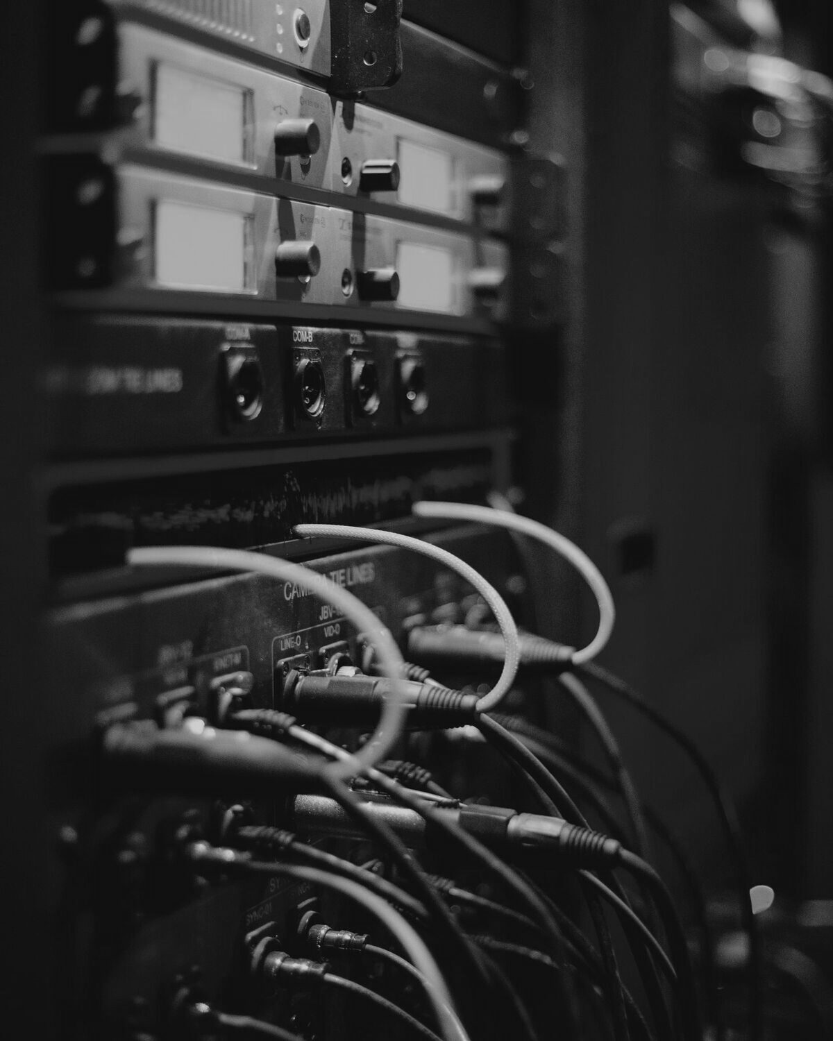 Patchfeld im Serverschrank mit gebündelten, beschrifteten Kabeln